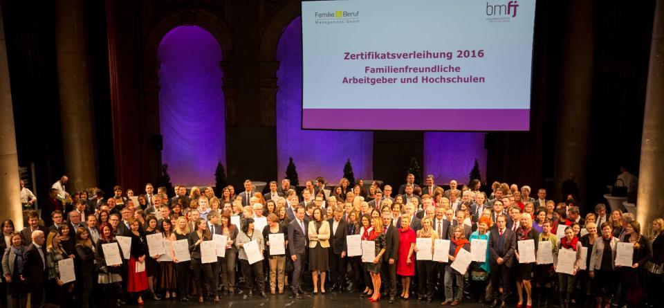 86 familienfreundliche Arbeitgeber und Hochschulen freuen sich über ihr staatliches Gütezeichen