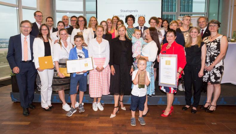 Alle Preisträger/innen mit Bundesministerin Dr. Juliane Bogner-Strauß Alle Preisträger/innen mit Bundesministerin Dr. Juliane Bogner-Strauß
