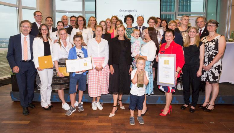 Alle Preisträger/innen mit Bundesministerin Dr. Juliane Bogner-Strauß