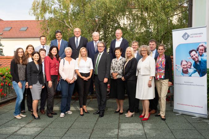 Die Teilnehmer/innen mit Bundesministerin Dr. Juliane Bogner-Strauß und Landesrat Mag. Christopher Drexler 