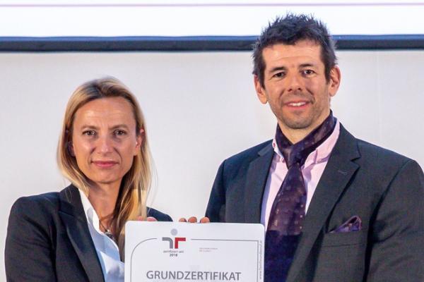 Gütezeichen-Verleihung in Wien: Ministerin Juliane Bogner-Strauß und der Landecker Unternehmer Markus Gerstgrasser.