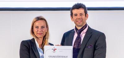 Gütezeichen-Verleihung in Wien: Ministerin Juliane Bogner-Strauß und der Landecker Unternehmer Markus Gerstgrasser.