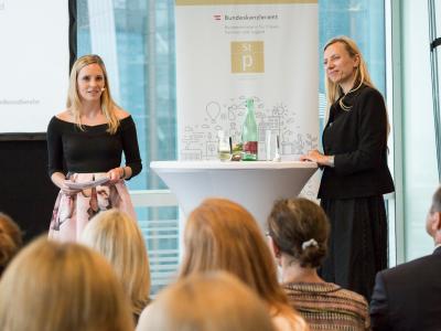 Moderatorin Margit Laufer und Bundesministerin Dr. Juliane Bogner-Strauß