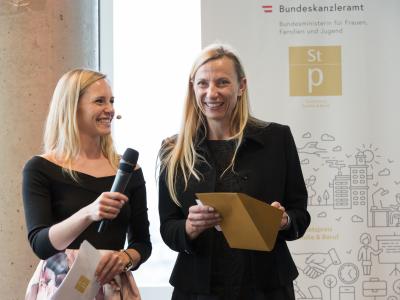 Moderatorin Margit Laufer mit Bundesministerin Juliane Bogner-Strauß