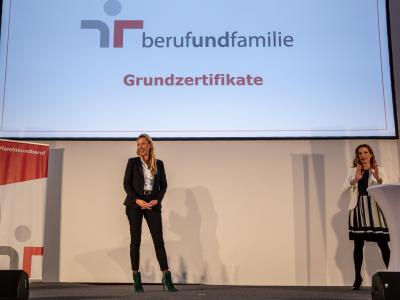 Familienministerin Bogner-Strauß überreicht staatliches Gütezeichen an 112 Unternehmen, Institutionen und Hochschulen