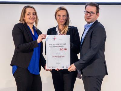 Familienministerin Juliane Bogner-Strauß überreicht das Gütezeichen berufundfamilie an The Skills Group GmbH