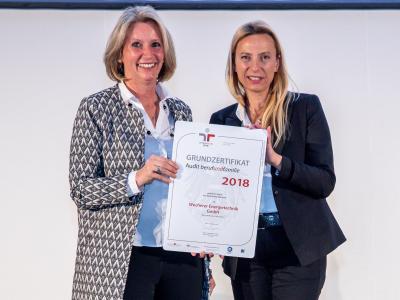 Familienministerin Juliane Bogner-Strauß überreicht das Gütezeichen berufundfamilie an die Wucherer Energietechnik GmbH