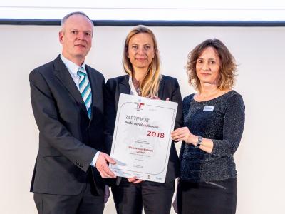 Familienministerin Juliane Bogner-Strauß überreicht das Gütezeichen berufundfamilie an die Weichenwerk Wörth GmbH