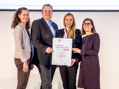 Familienministerin Juliane Bogner-Strauß überreicht das Gütezeichen hochschuleundfamilie an die Fachhochschule Burgenland GmbH