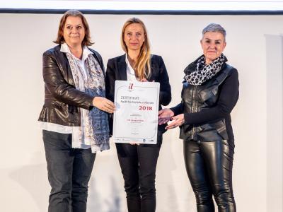Familienministerin Juliane Bogner-Strauß überreicht das Gütezeichen hochschuleundfamilie an die FH Campus Wien