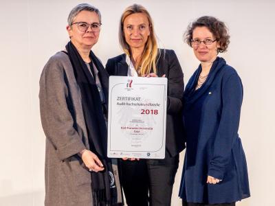 Familienministerin Juliane Bogner-Strauß überreicht das Gütezeichen hochschuleundfamilie an die Universität Graz