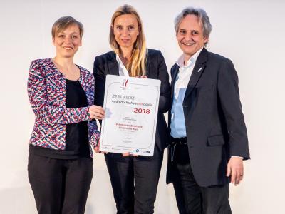 Familienministerin Juliane Bogner-Strauß überreicht das Gütezeichen hochschuleundfamilie an die Veterinärmedizinische Universität Wien