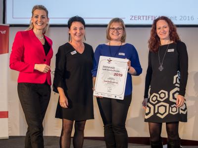 Bundesministerin Christine Aschbacher überreicht staatliches Gütezeichen an VOLKSBANK WIEN AG