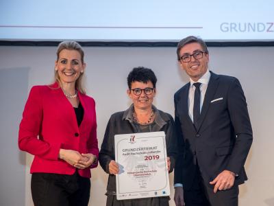 Bundesministerin Christine Aschbacher überreicht staatliches Gütezeichen an Pädagogische Hochschule Oberösterreich
