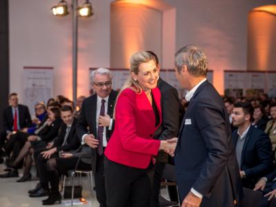Bundesministerin Christine Aschbacher überreicht staatliches Gütezeichen an 110 Unternehmen, Institutionen und Hochschulen