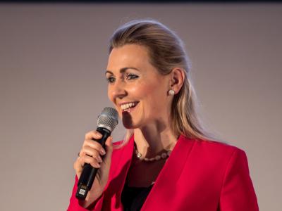 Bundesministerin Christine Aschbacher überreicht staatliches Gütezeichen an 110 Unternehmen, Institutionen und Hochschulen