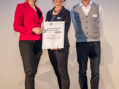 Bundesministerin Christine Aschbacher überreicht staatliches Gütezeichen an Architekten Ronacher ZT GmbH