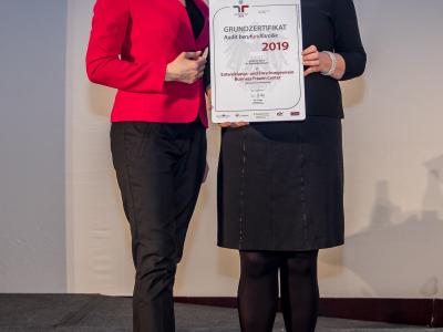 Bundesministerin Christine Aschbacher überreicht staatliches Gütezeichen an Entwicklungs- und Forschungsverein Business Frauen Center