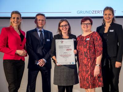 Bundesministerin Christine Aschbacher überreicht staatliches Gütezeichen an Frauscher Sensortechnik GmbH