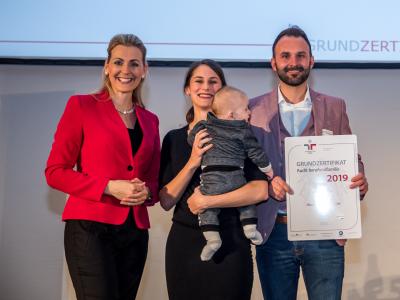 Bundesministerin Christine Aschbacher überreicht staatliches Gütezeichen an Krassgrün.at Werbeagentur GmbH