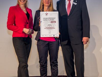 Bundesministerin Christine Aschbacher überreicht staatliches Gütezeichen an Oberösterreichische Gesundheitsholding GmbH