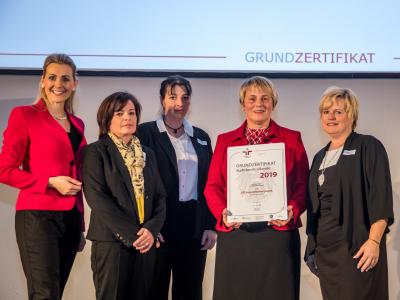 Bundesministerin Christine Aschbacher überreicht staatliches Gütezeichen an OÖ Jugendherbergswerk