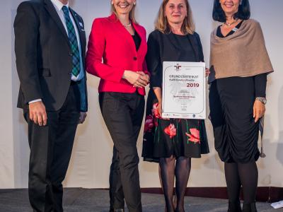 Bundesministerin Christine Aschbacher überreicht staatliches Gütezeichen an Sparkasse Neunkirchen