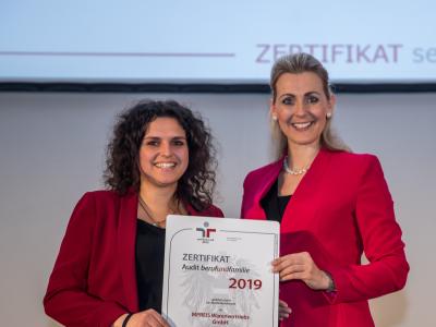 Bundesministerin Christine Aschbacher überreicht staatliches Gütezeichen an MPREIS Warenvertriebs GmbH