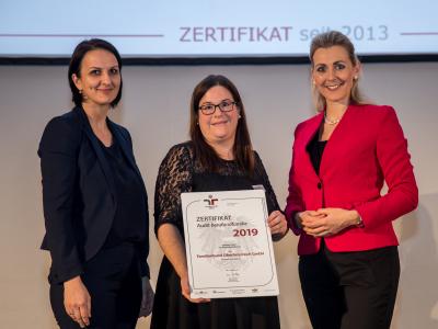 Bundesministerin Christine Aschbacher überreicht staatliches Gütezeichen an Familienbund Oberösterreich GmbH