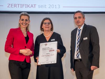 Bundesministerin Christine Aschbacher überreicht staatliches Gütezeichen an Infineon Technologies Austria AG