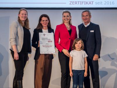 Bundesministerin Christine Aschbacher überreicht staatliches Gütezeichen an Vöslauer Mineralwasser GmbH & Vöslauer Thermalbad GmbH