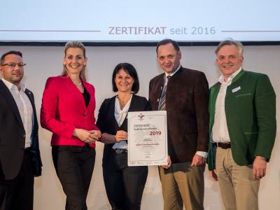Bundesministerin Christine Aschbacher überreicht staatliches Gütezeichen an Zaltech International GmbH