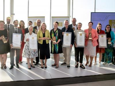 Gruppenfoto mit allen Staatspreisträgern mit Bundesministerin MMag. Dr. Susanne Raab