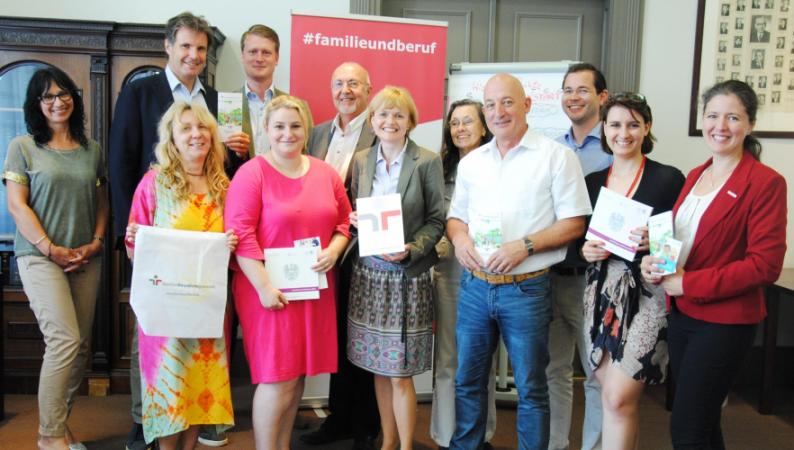 Hinten: (v.l.n.r.) Heike Trammer von Familie und Beruf Management GmbH, BR Christian Grimmer, Bezirksvorsteherin-Stv. Matthias Friedrich, BR Walter Ottmann, BR Marianne Gärtner, Jan Ledóchowski von Familie und Beruf Management GmbH Vorne: (v.l.n.r.) BR Andrea Diawara, BR Katharina Mayer-Egerer, Bezirksvorsteherin Silke Kobald, Bezirksvorsteherin-Stv. Christian Gerzabek, BR Johanna Sperker, Heidemarie Brandstetter von Familie und Beruf Management GmbH