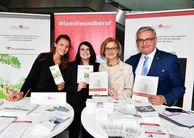 Auch Landeshauptfrau Johanna Mikl-Leitner schaute gemeinsam mit Gemeindebund-Präsident Alfred Riedl bei unserem Stand vorbei. COPYRIGHT: NLK Burchhart