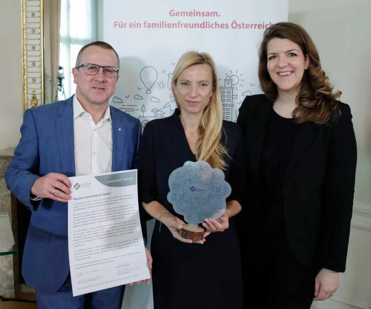 Robert Machtlinger von FACC mit Bundesministerin Juliane Bogner-Strauß und unserer Geschäftsführerin Elisabeth Wenzl