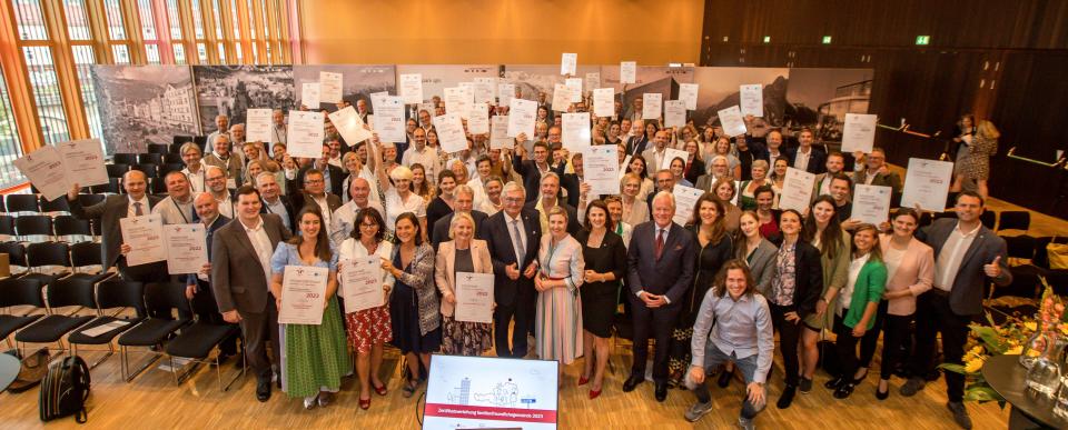 Gruppenfoto aller ausgezeichneten familienfreundlichen Gemeinden