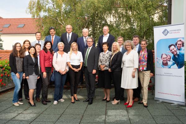 Die Teilnehmer/innen mit Bundesministerin Dr. Juliane Bogner-Strauß und Landesrat Mag. Christopher Drexler 