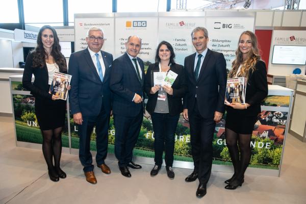 Der Präsident des Österreichischen Gemeindebundes Alfred Riedl mit dem Ersten Nationalratspräsidenten Wolfgang Sobotka und Finanzminister Hartwig Löger bei unserem Stand