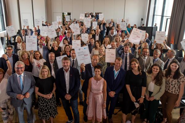 Gruppenfoto aller ausgezeichneten familienfreundlichen Gemeinden