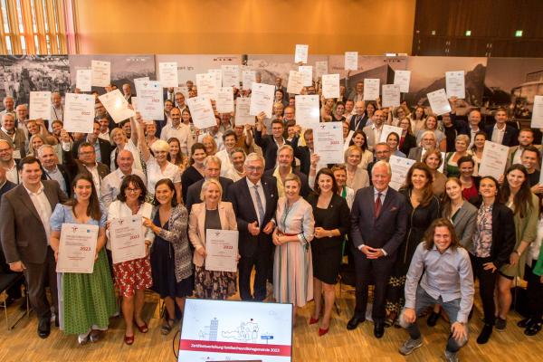 Gruppenfoto aller ausgezeichneten familienfreundlichen Gemeinden