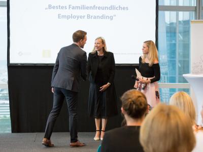 Sonderpreis Bestes Familienfreundliches Employer Branding: Jakob Schönherr von kununu übergibt den Preis gemeinsam mit Bundesministerin Dr. Juliane Bogner-Strauß