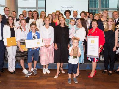 Alle Preisträger/innen mit Bundesministerin Dr. Juliane Bogner-Strauß