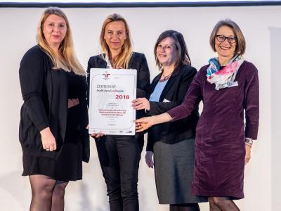 Familienministerin Juliane Bogner-Strauß überreicht das Gütezeichen berufundfamilie an die Internationales Amtssitz- und Konferenzzentrum Wien, AG