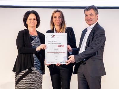 Familienministerin Juliane Bogner-Strauß überreicht das Gütezeichen berufundfamilie an die Orthopädisches Spital Speising GmbH