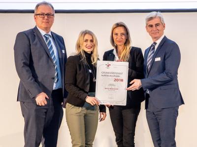 Familienministerin Juliane Bogner-Strauß überreicht das Gütezeichen berufundfamilie an die Wiener Netze GmbH
