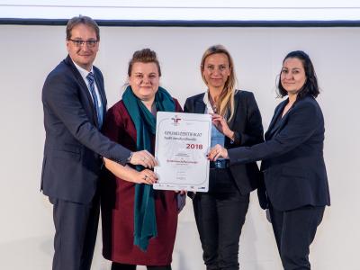 Familienministerin Juliane Bogner-Strauß überreicht das Gütezeichen berufundfamilie an die Bundesbeschaffung GmbH