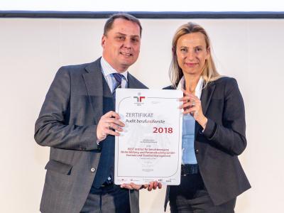 Familienministerin Juliane Bogner-Strauß überreicht das Gütezeichen berufundfamilie an die BEST Institut für berufsbezogene Weiterbildung und Personaltraining GmbH 