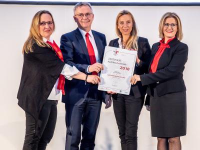 Familienministerin Juliane Bogner-Strauß überreicht das Gütezeichen berufundfamilie an die UniCredit Bank Austria AG