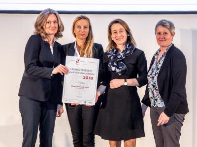 Familienministerin Juliane Bogner-Strauß überreicht das Gütezeichen hochschuleundfamilie an die Donau-Universität Krems